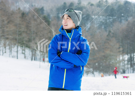 雪山を眺める男性 119615361