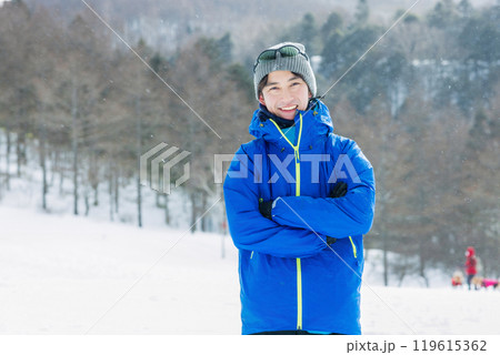 雪山を眺める男性 雪山を眺める男性 119615362