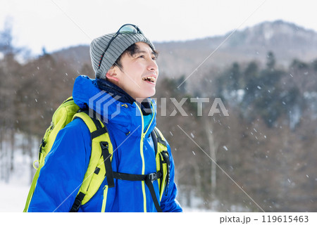 雪山を眺める男性 雪山を眺める男性 119615463
