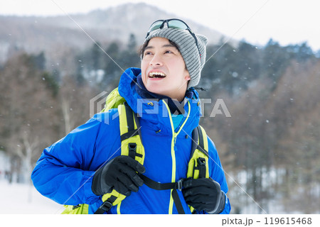 雪山を眺める男性 119615468