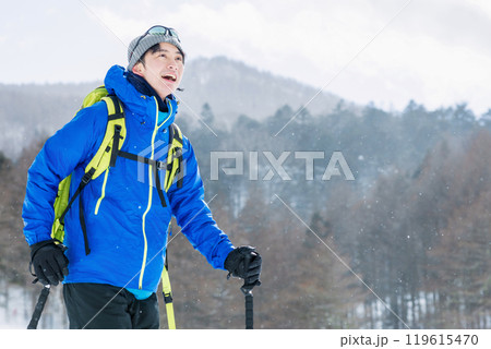 雪山を眺める男性 119615470