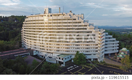 廃墟となったリゾートホテルのドローン空撮 廃墟となったリゾートホテルのドローン空撮 119615515