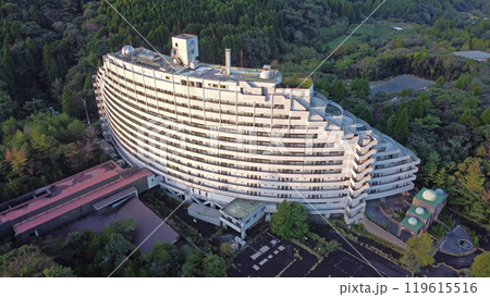 廃墟となったリゾートホテルのドローン空撮 廃墟となったリゾートホテルのドローン空撮 119615516