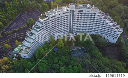 廃墟となったリゾートホテルのドローン空撮 119615519