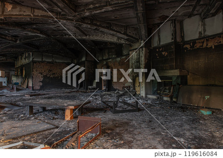 廃墟となったリゾートホテルの内観 119616084