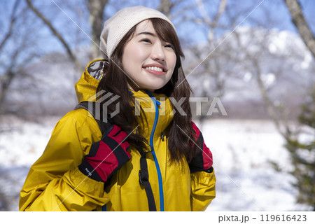冬のレジャーを楽しむ女性 119616423