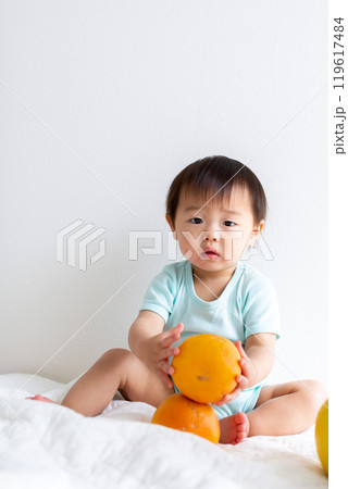 果物を持つ男の子 グレープフルーツ ザボン 果物を持つ男の子 グレープフルーツ ザボン 119617484