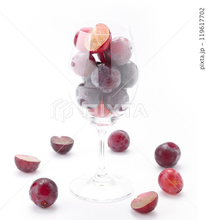 ワイングラスに入れた葡萄(ピオーネ)白背景 ワイングラスに入れた葡萄(ピオーネ)白背景 119617702