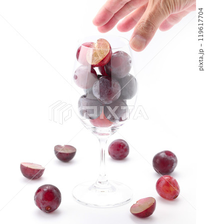 ワイングラスに入れた葡萄（ピオーネ）白背景 119617704