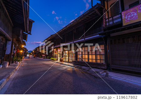 【長野県】奈良井宿の古風な町並み　日が落ちて 119617802