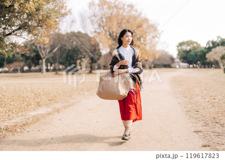 冬にお出掛けをする女性 119617823