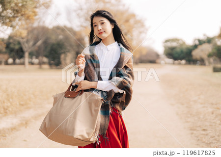 冬にお出掛けをする女性 119617825