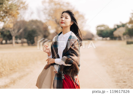 冬にお出掛けをする女性 119617826