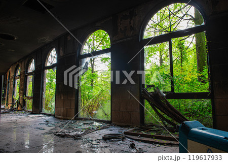 廃墟となったリゾートホテルの内観 119617933