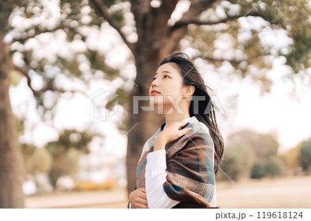 ストールを巻く女性 ストールを巻く女性 119618124