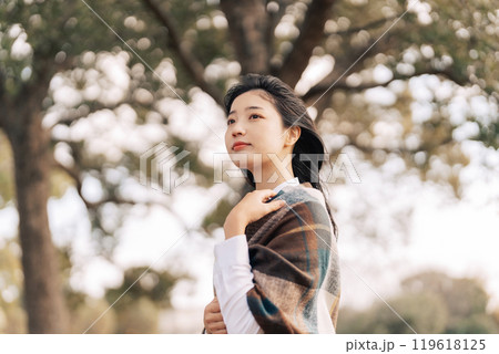 ストールを巻く女性 119618125