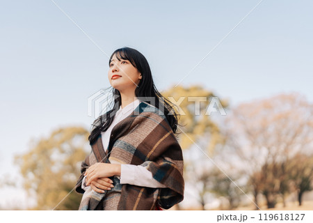 ストールを巻く女性 119618127