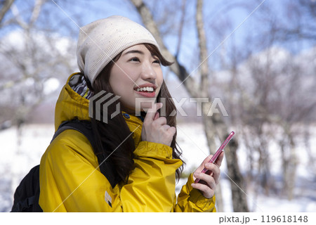 冬のレジャーを楽しむ女性 119618148