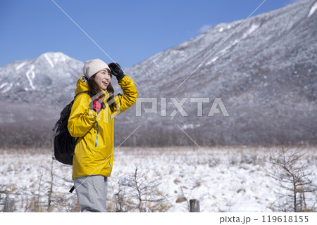 冬のレジャーを楽しむ女性 冬のレジャーを楽しむ女性 119618155