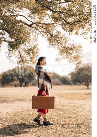 冬にお出掛けをする女性 119618159