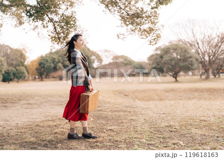 冬にお出掛けをする女性 119618163