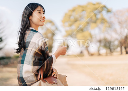 冬にお出掛けをする女性 119618165