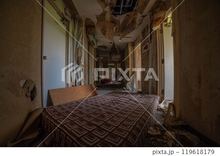 荒廃の進んだ廃ホテルの廊下 119618179
