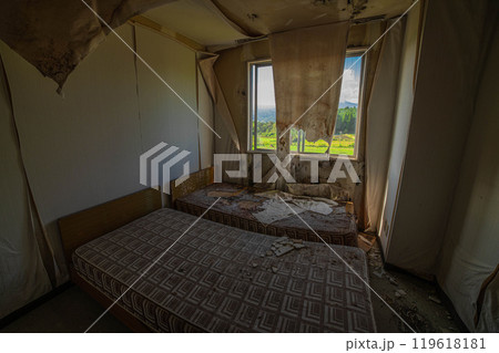 荒廃の進んだ廃ホテルの部屋 119618181