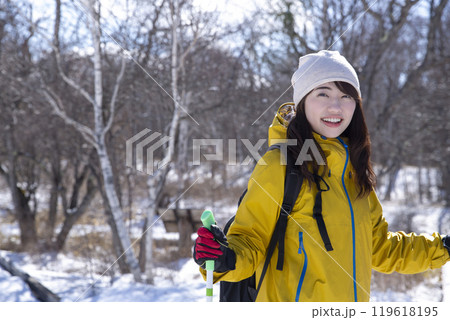 冬のレジャーを楽しむ女性 119618195