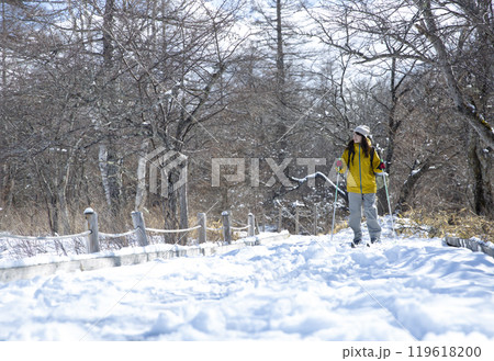 冬のレジャーを楽しむ女性 119618200