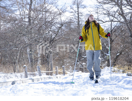 冬のレジャーを楽しむ女性 冬のレジャーを楽しむ女性 119618204