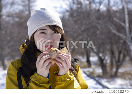 冬のレジャーを楽しむ女性 冬のレジャーを楽しむ女性 119618279