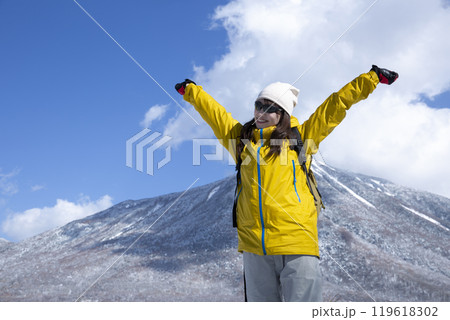 冬のレジャーを楽しむ女性 119618302