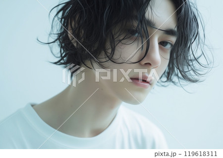 美容室でヘアカラーした男性「AI生成画像」 119618311