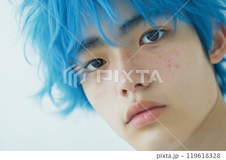 美容室でヘアカラーした男性「AI生成画像」 119618328