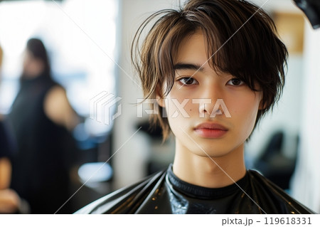 美容室でヘアカラーした男性「AI生成画像」 119618331
