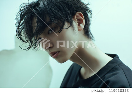 美容室でヘアカラーした男性「AI生成画像」 119618338