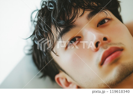 美容室でヘアカラーした男性「AI生成画像」 119618340