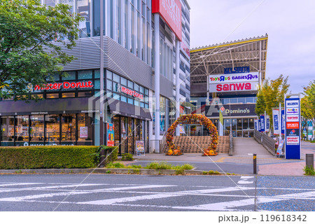 日本の横浜都市景観 地下鉄　センター南駅前の商店街などを望む＝10月25日 119618342