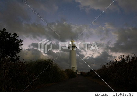 朝焼けの灯台と秋空 朝焼けの灯台と秋空 119618389