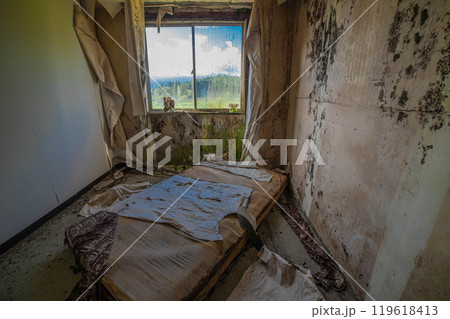 荒廃の進んだ廃ホテルの部屋 荒廃の進んだ廃ホテルの部屋 119618413