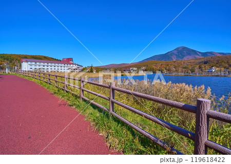 秋の長野県の白樺湖西側湖畔からの風景(蓼科山,リゾートホテルなど) 119618422