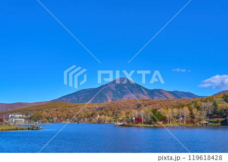 秋の長野県の白樺湖西側湖畔から東側の風景(蓼科山,池の平神社鳥居など) 秋の長野県の白樺湖西側湖畔から東側の風景(蓼科山,池の平神社鳥居など) 119618428