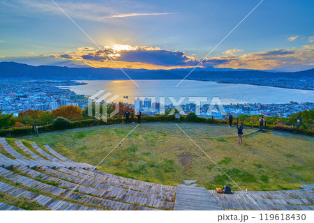 秋の長野県諏訪市 立石公園から西側の眺望(諏訪湖,岡谷市,諏訪市,下諏訪町など) 119618430