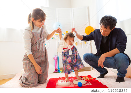 1歳男児の誕生日を祝う家族 1歳 一升餅 1歳男児の誕生日を祝う家族 1歳 一升餅 119618885