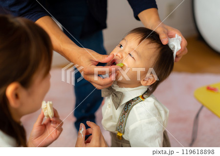 1歳男児の誕生日を祝う家族 1歳 1歳男児の誕生日を祝う家族 1歳 119618898