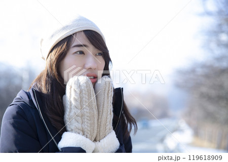 寒い日に手袋をした女性 寒い日に手袋をした女性 119618909