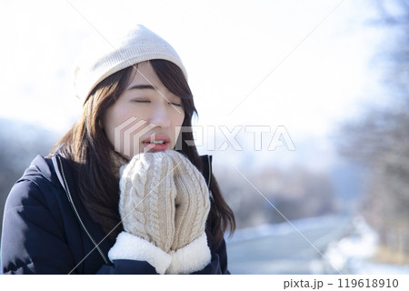 寒い日に手袋をした女性 寒い日に手袋をした女性 119618910