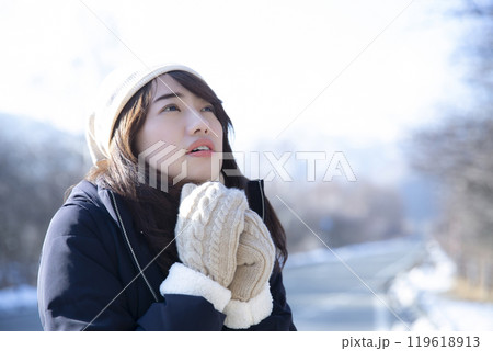 寒い日に手袋をした女性 寒い日に手袋をした女性 119618913