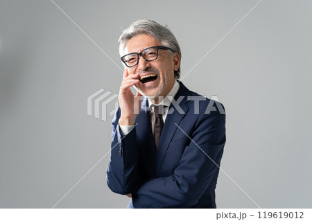 ビジネスマン グレイヘア 爆笑 ビジネスマン グレイヘア 爆笑 119619012